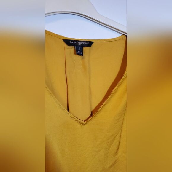 Small Banana Republic Mustard V-neck Sleeveless Top Pleats Loose Fit - Picture 3 of 6